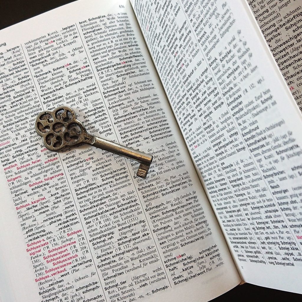 Keyword-Recherche - eine Anleitung von medialike. Bild zeigt einen Schlüssel auf einem aufgeschlagenen Wörterbuch.